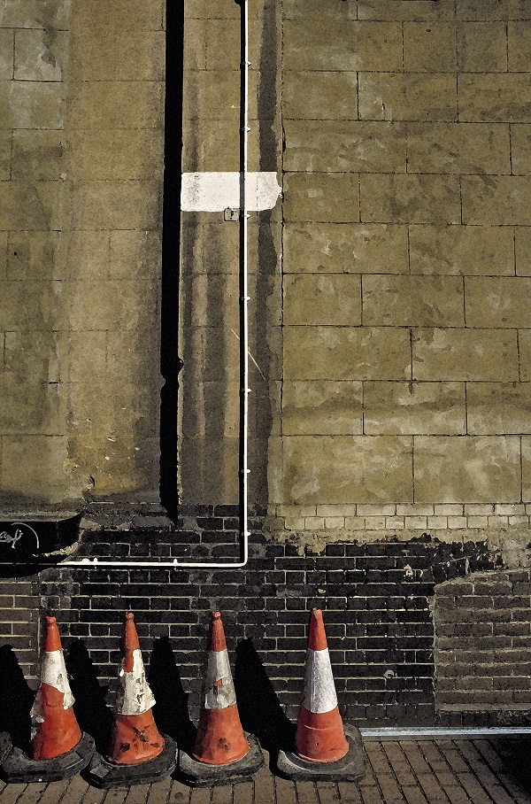 fotografija dela stavbe v Londonu, s štirimi cestnimi stožci