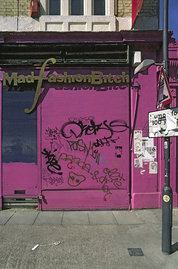 fotografija dela stavbe v Londonu, z roza fasado in napisom Mad FashionBitch