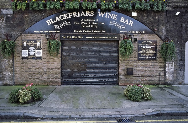 vodoravna fotografija obokanega vhoda v restavracijo z napisom Blackfriars wine bar