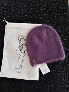 vijolična kosmatena ženska kapa iz angora in merino volne